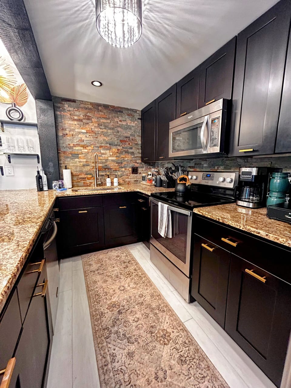 Beautiful, fully equipped, modern kitchen