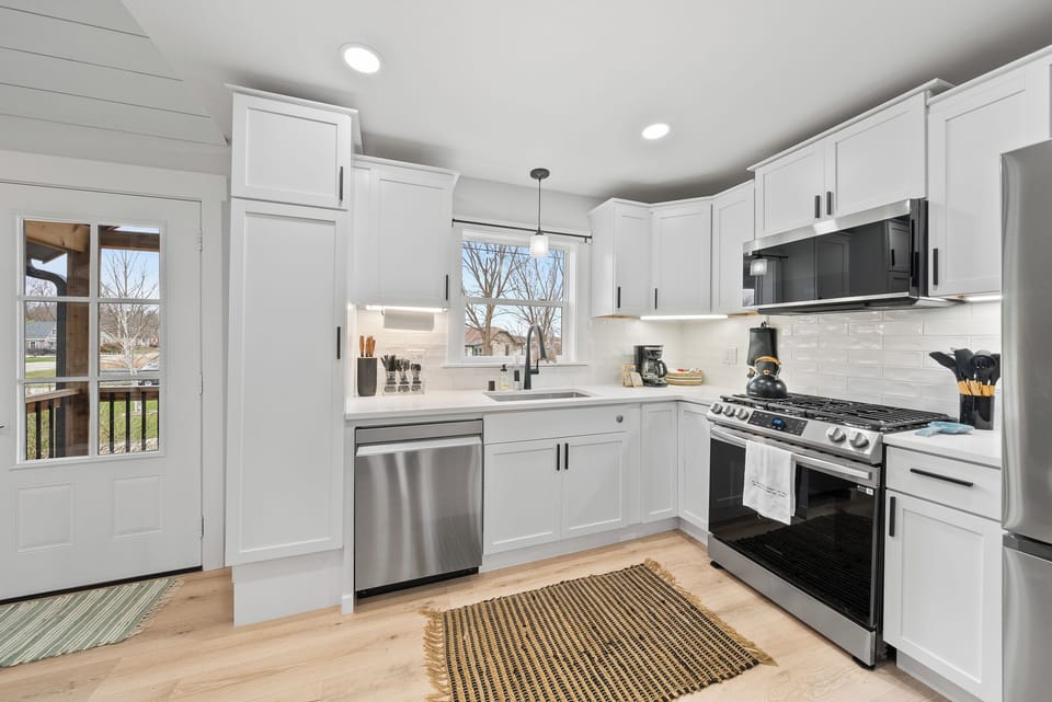 Fully equipped kitchen with dishwasher, refrigerator, gas stove/oven.