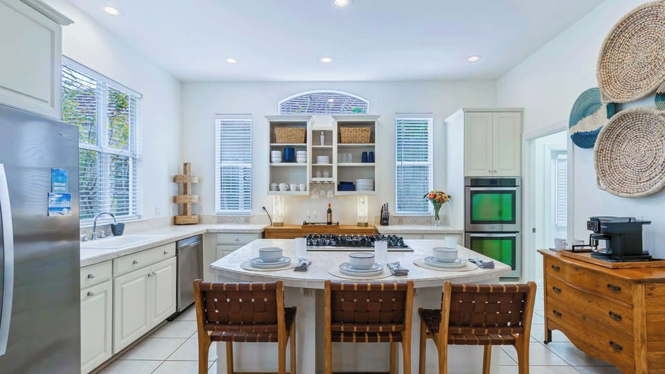 Fully equipped kitchen with breakfast bar seating
