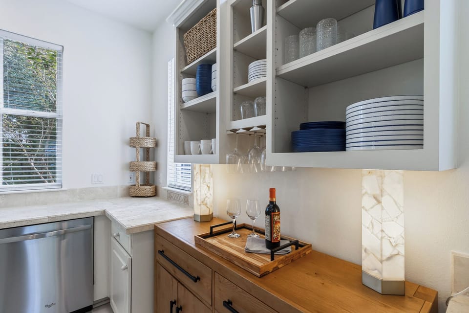 Spacious kitchen counter