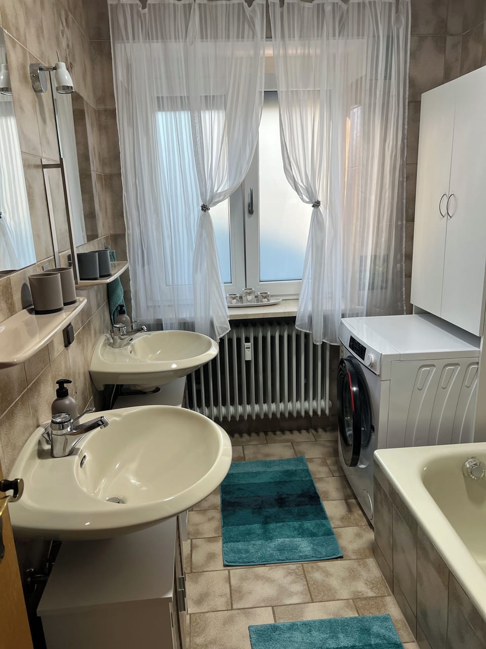 Bad mit Dusche und Badewanne