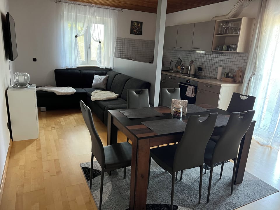 Küche mit Wohnzimmer
