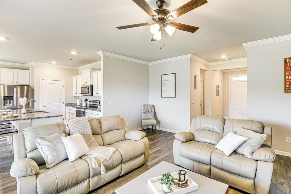 Living Room | Free WiFi | Central A/C & Heat | Smart TV w/ Streaming