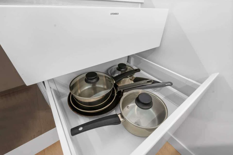 We also provide all kitchen and dinnerware for your convenience