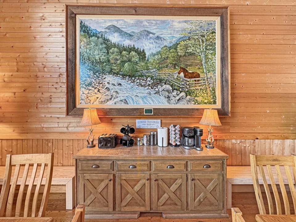 Charming Common Area: Relax in style with inviting decor and a stunning mountain view!