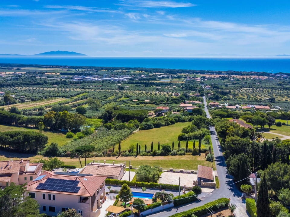 Bird'S-Eye View, Residential Area, Horizon, Aerial Photography, Landscape, Suburb, Urban Design, Land Lot, Human Settlement, Village