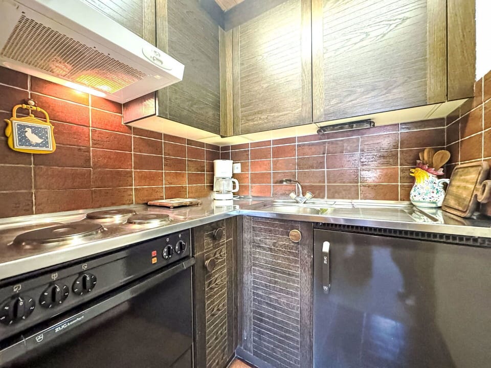 Kitchen, Flooring, Major Appliance, Wood, Floor, Countertop, Kitchen Appliance, Ceiling, Interior Design, Kitchen Stove