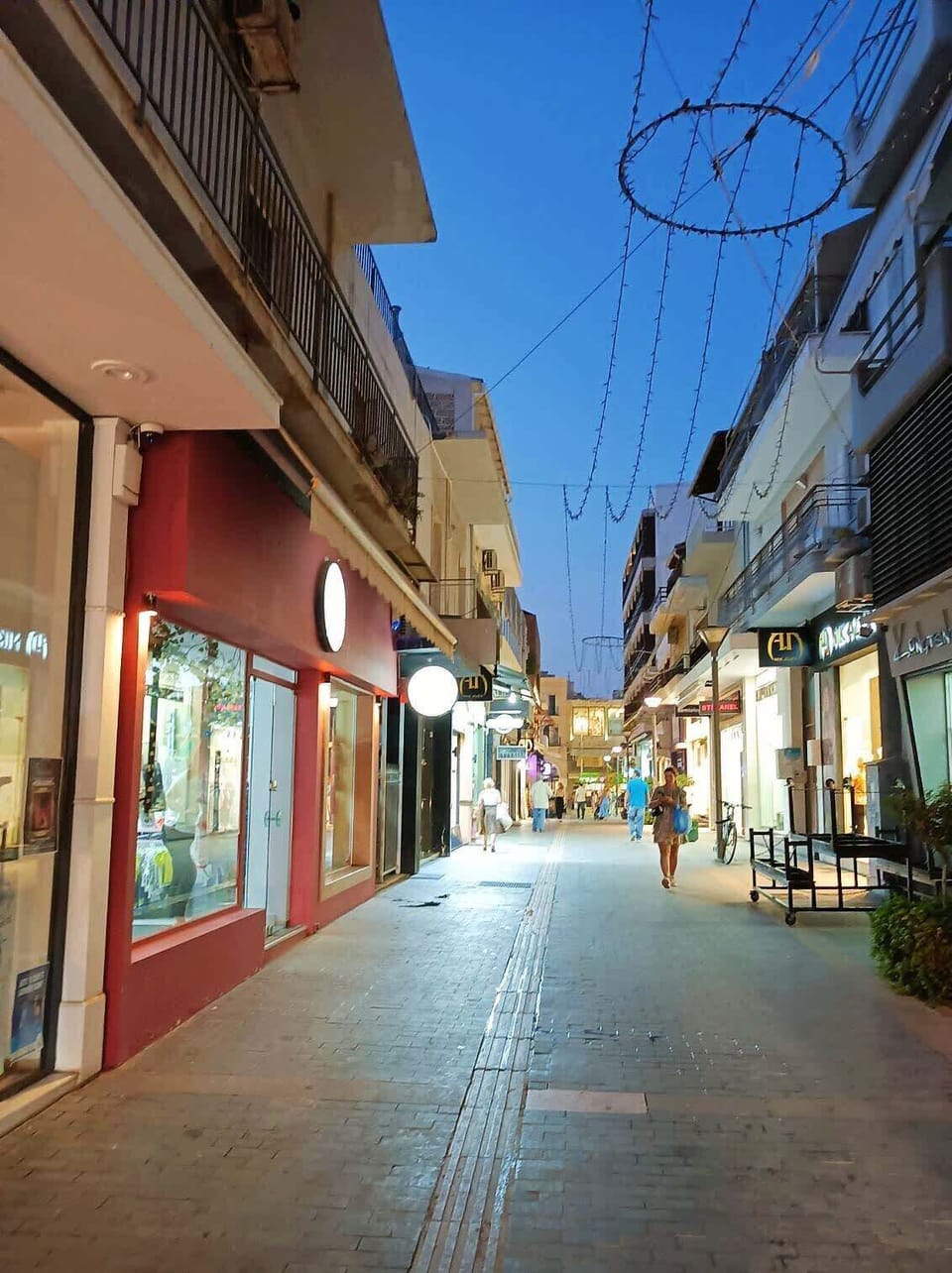 the pedestrian street on which the apartment is located.
100 meters from the city center.
It has many shops with clothes, optical goods, jewelry, restaurants.