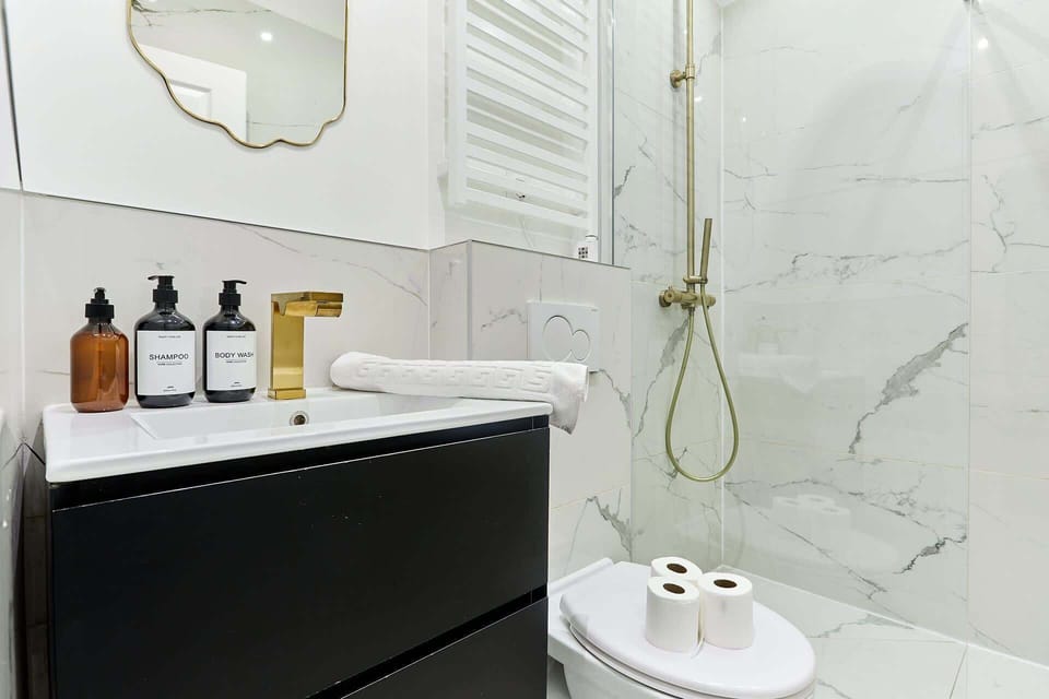 salle de bain avec toilette