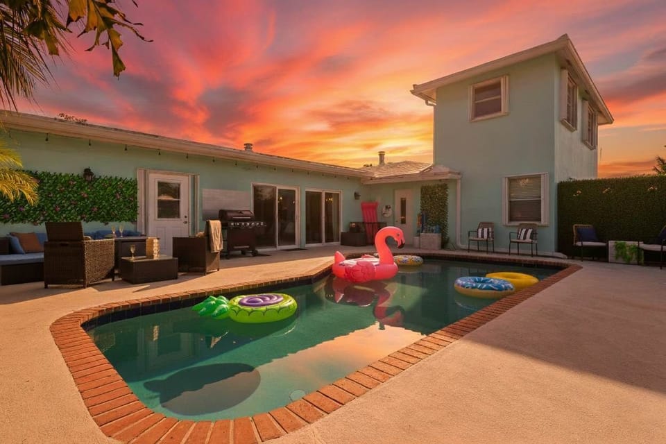 Relax in your private heated pool, with playful floats and comfy lounge seating. Ideal for fun-filled family afternoons or peaceful evenings under the lights. #FortLauderdaleAirbnb #PrivatePool #FamilyVacation