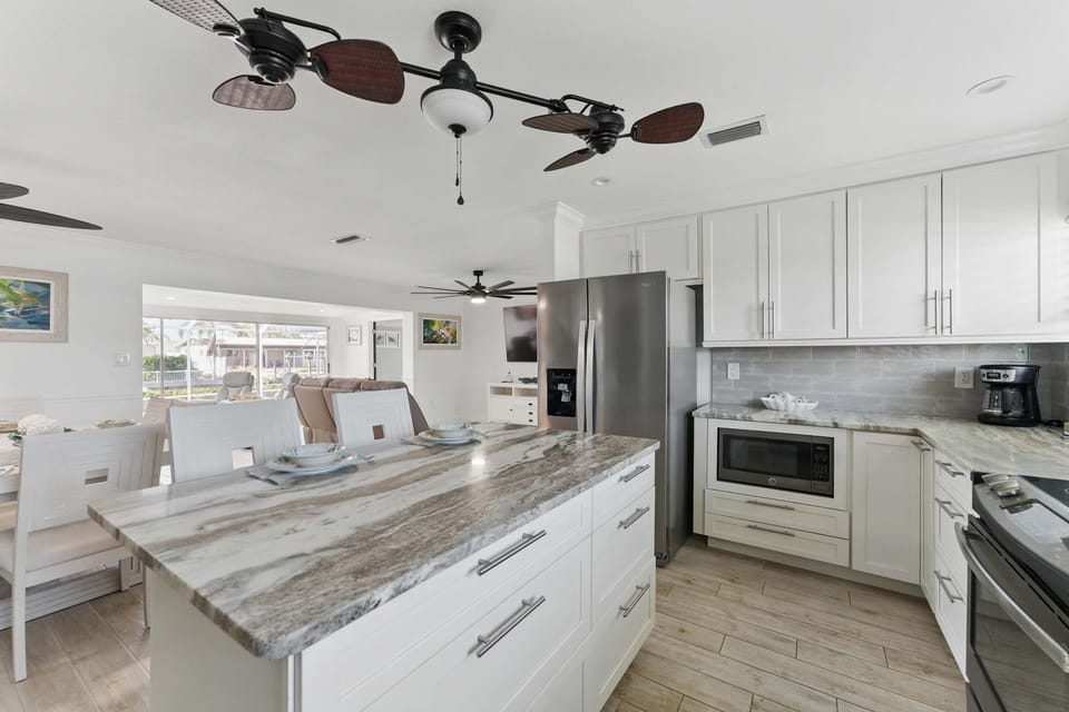 The modern refrigerator offers plenty of space, while the coffee machine ensures you’ll have a fresh brew ready whenever you need it. A great space to cook, relax, and enjoy your stay!