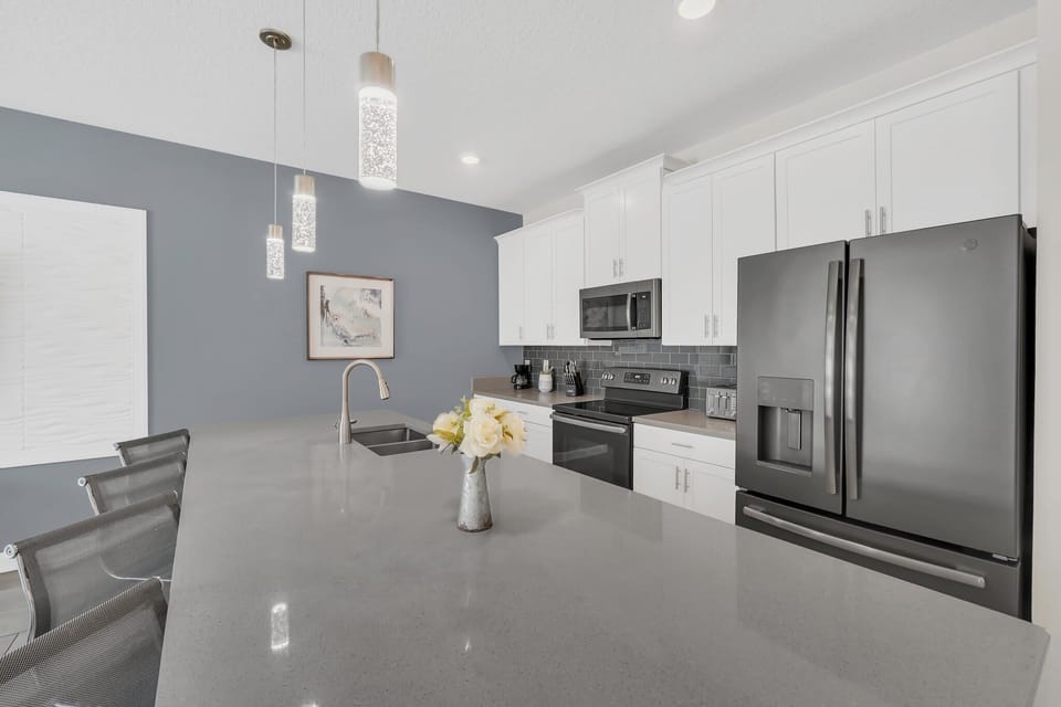 Spacious and Modern Kitchen with Ample Counter Space