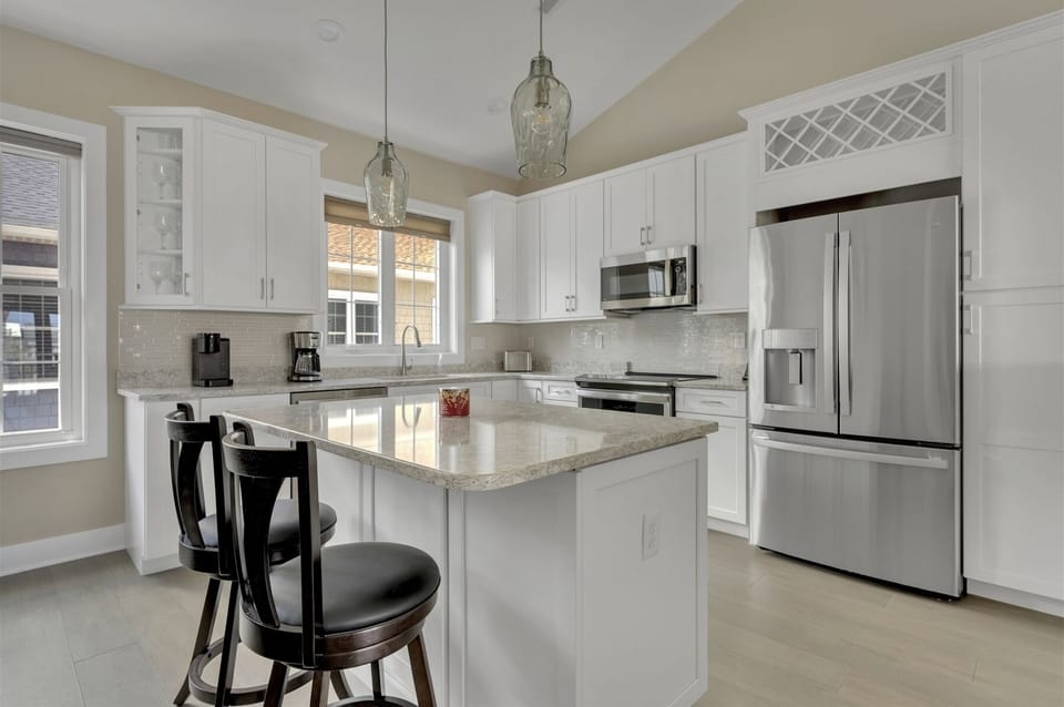 Charming kitchen w/ island