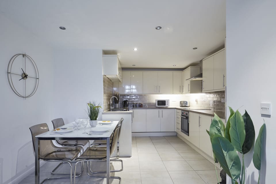 Huddersfield Deal House – Modern Dining Space for Family & Friends
