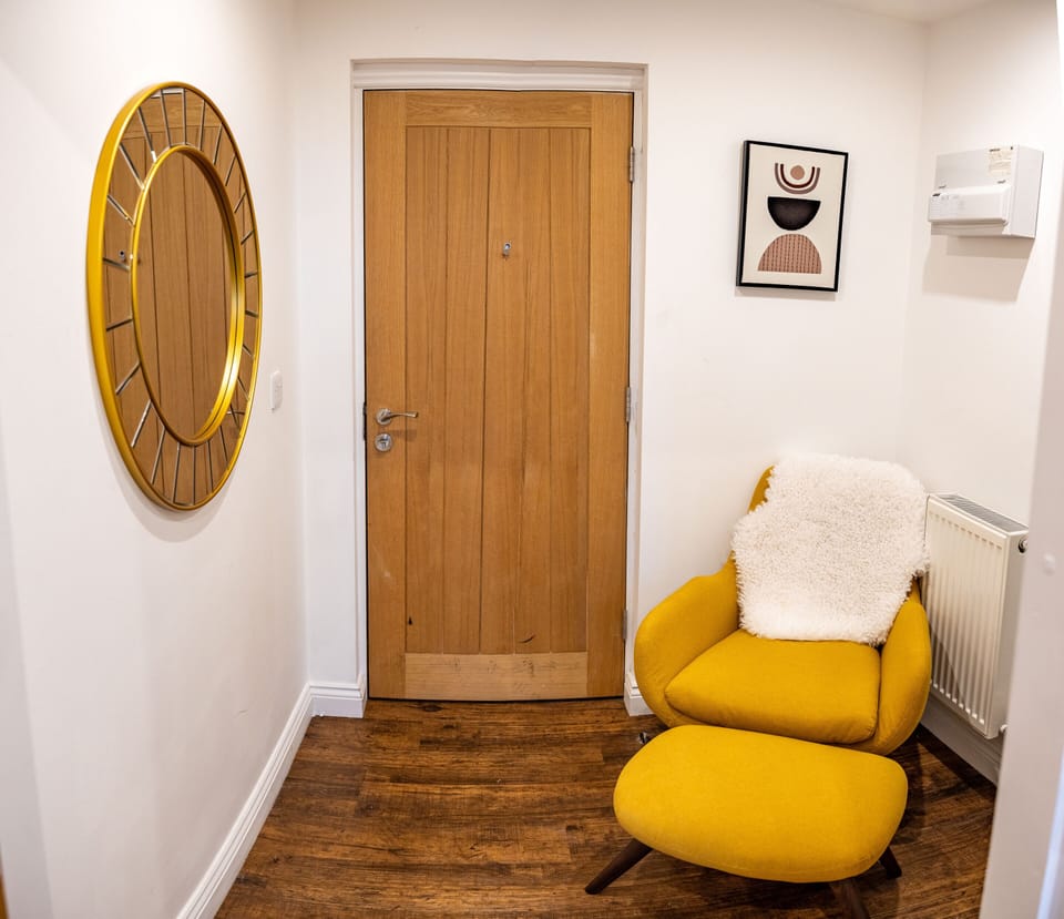 Your Comfortable Retreat in Huddersfield: Bright, Cozy & Welcoming Lounge
