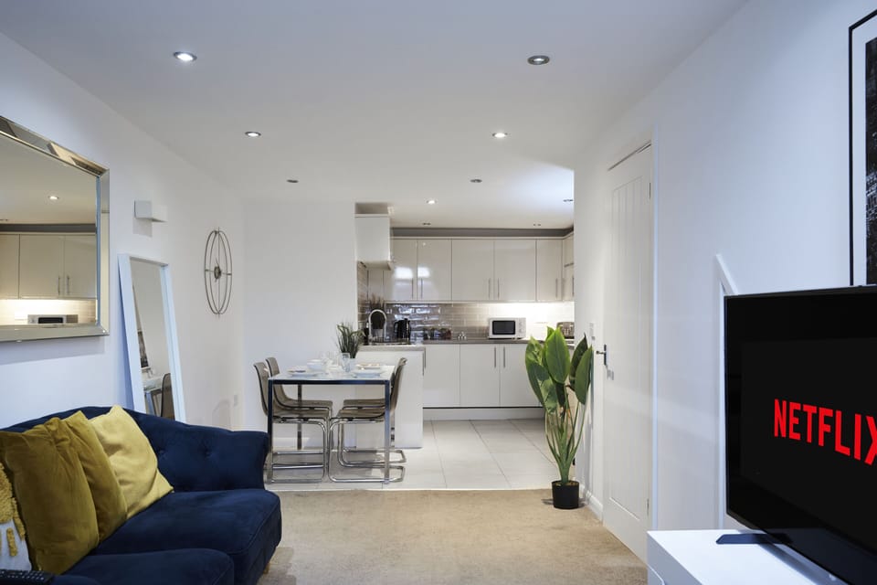 Your Comfortable Retreat in Huddersfield: Bright, Cozy & Welcoming Lounge