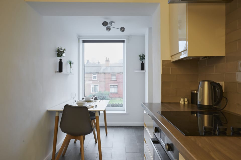 Entire Deal House Apartment in Huddersfield – Spacious, Stylish & Fully Equipped