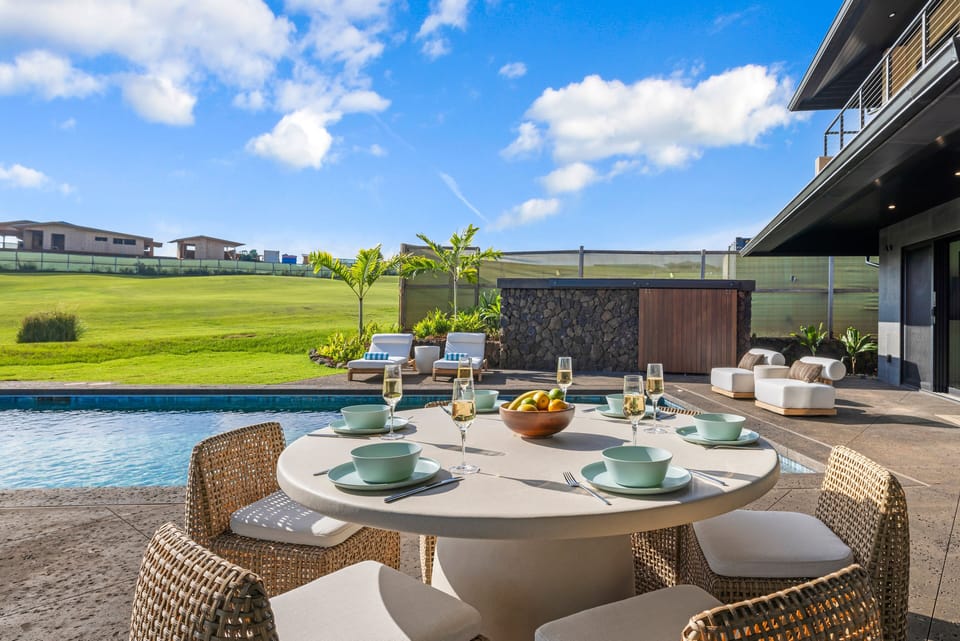 Celebrate every meal outdoors, with golf course vistas and island breezes enhancing the experience.