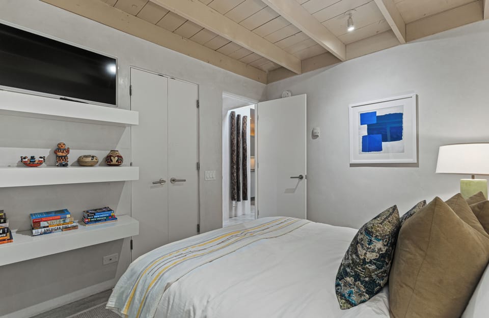Guest bedroom with queen size bed
