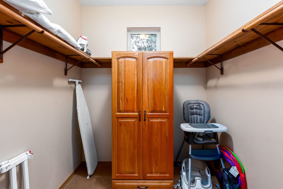 Ensuite King Bedroom Walk-in Closet - Main Level