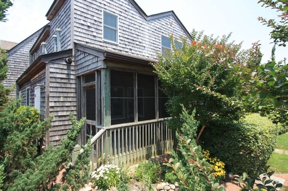 CV1-Porch Entry From Pool Area