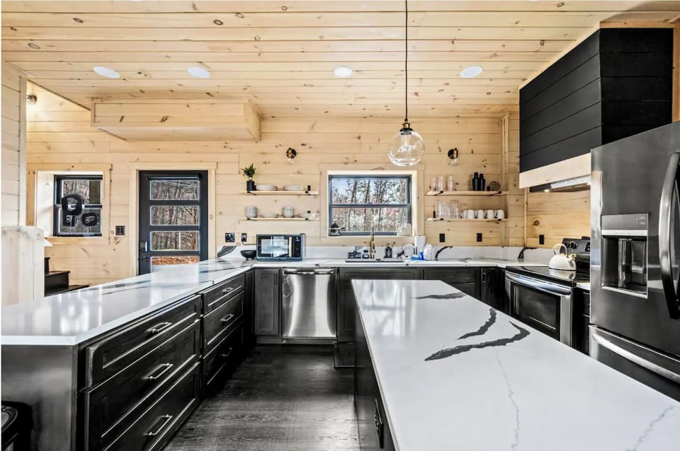 This open-concept kitchen has everything you need!