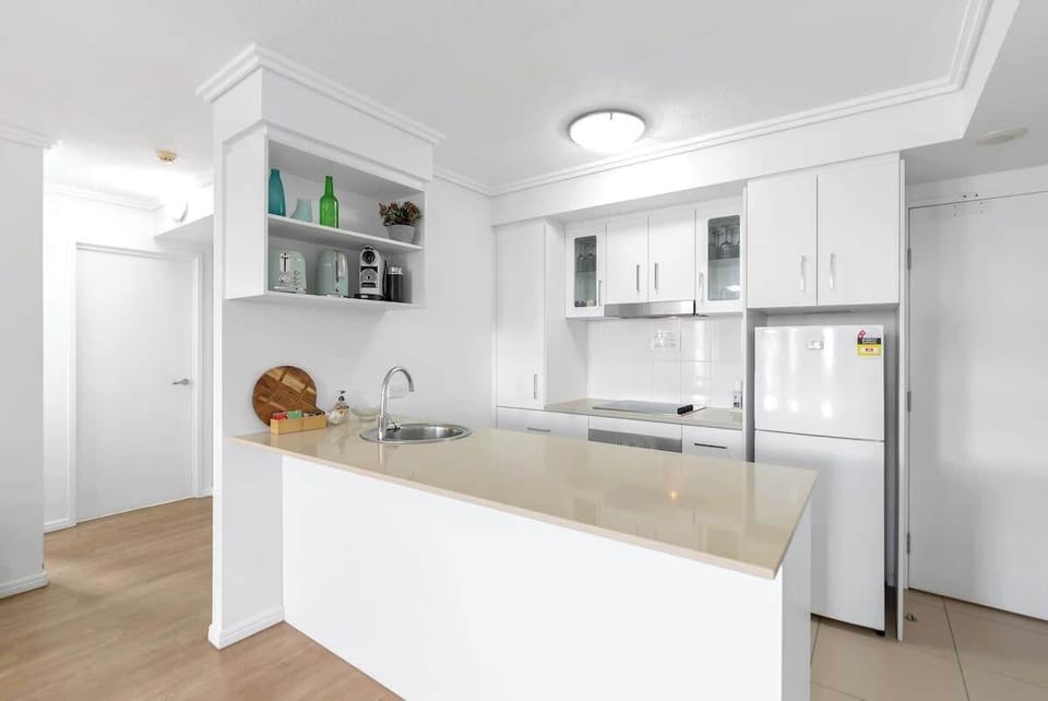 Cook up your favourites in the functional kitchen, complete with an oven, dishwasher, espresso machine, and plenty of prep space.