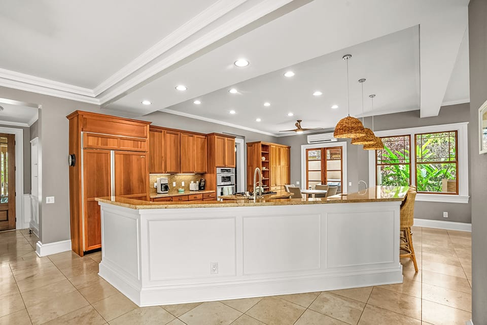  Fully equipped kitchen  with a Sub Zero fridge & freezer, ice machine and everything you need to cook