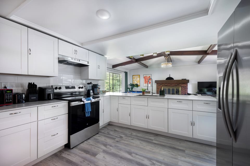 Fully equipped kitchen with spacious countertops 