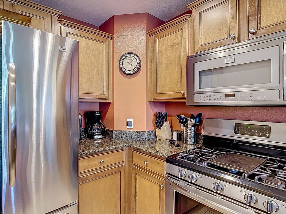 Modern full kitchen near Disney, golf, and resort amenities