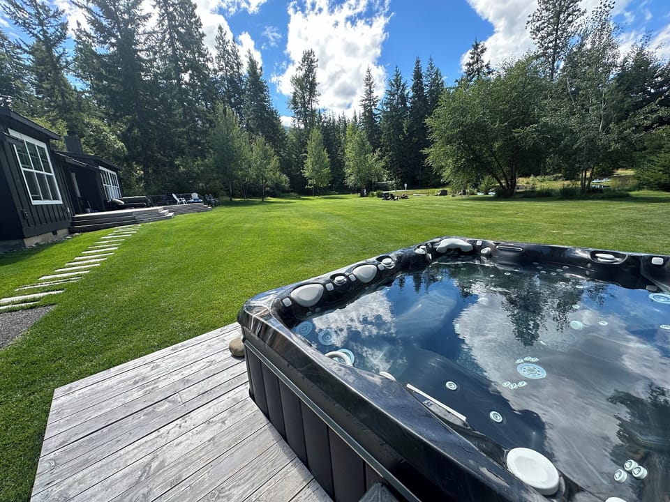 Hot Tub: extra large Caldera Utopia salt water system