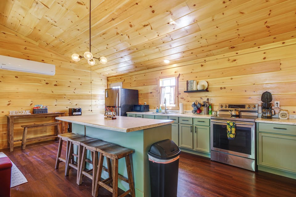 Halfway Vacation Rental | 2BR | 1BA | 850 Sq Ft | 4 Steps Required