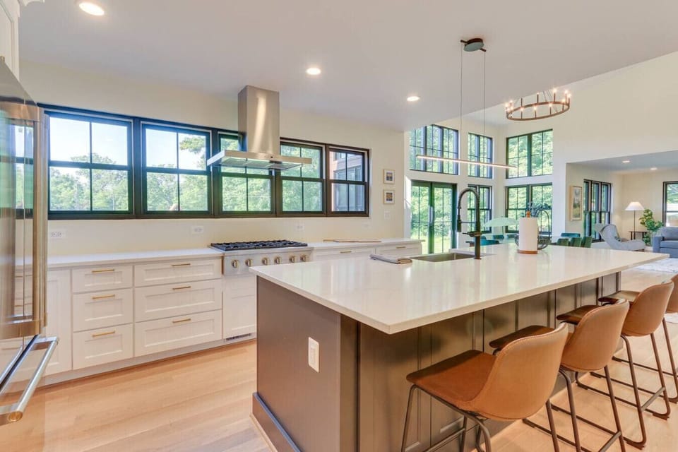 Large Island | Additional Entertaining Space