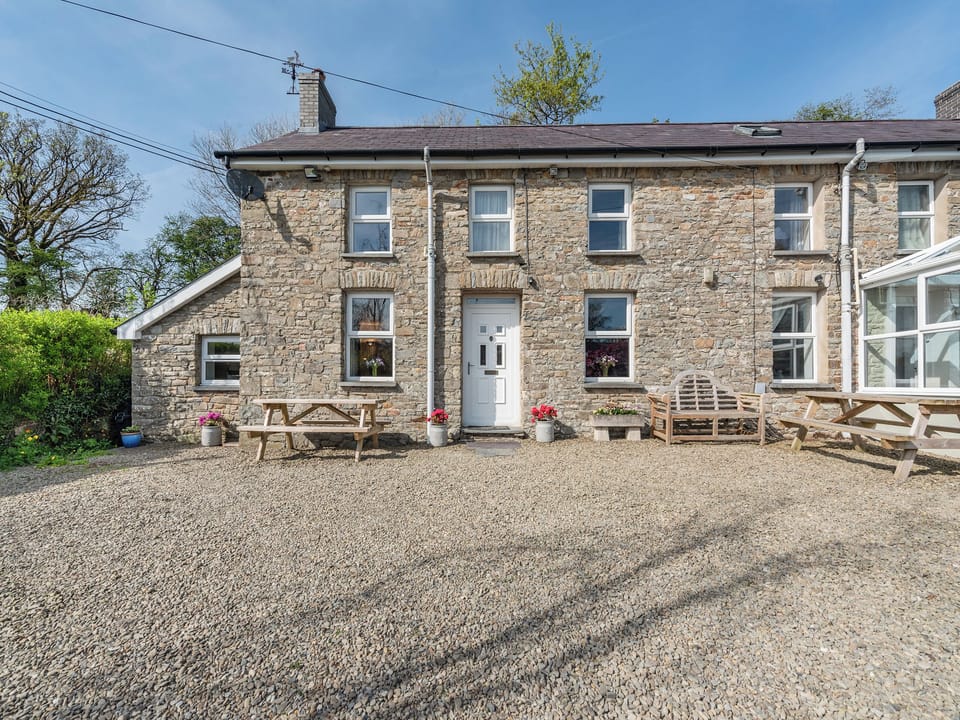 Exterior | West Llwyn - Llwyn Holiday Cottages, Rhydowen