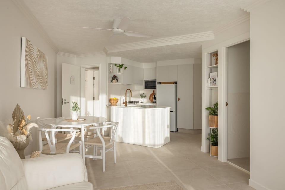 Bright open-plan living, dining & kitchen just steps from Palm Beach