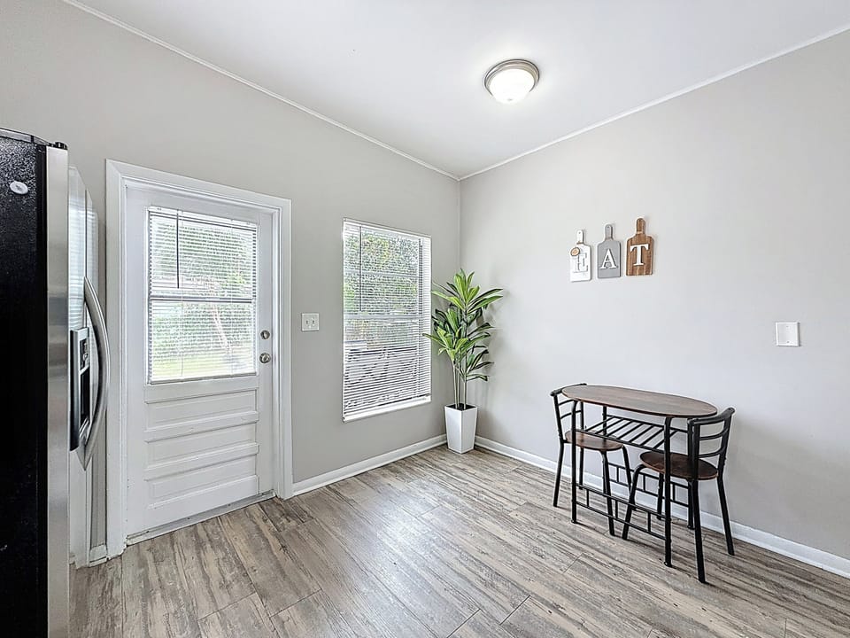 Kitchen - Door to backyard