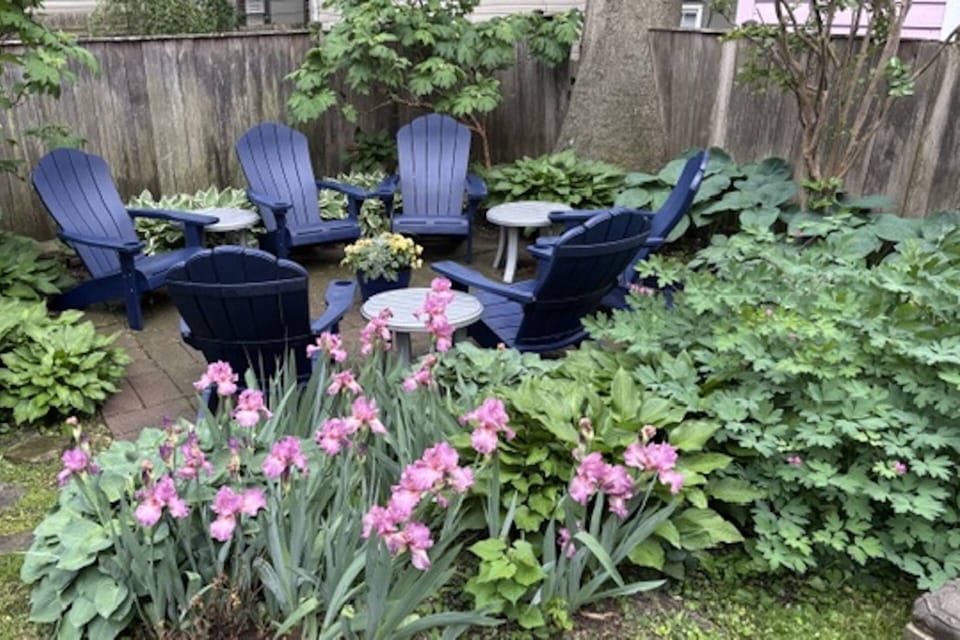 The private furnished fenced-in yard is an ideal place to share a post-City tour glass of wine with friends.