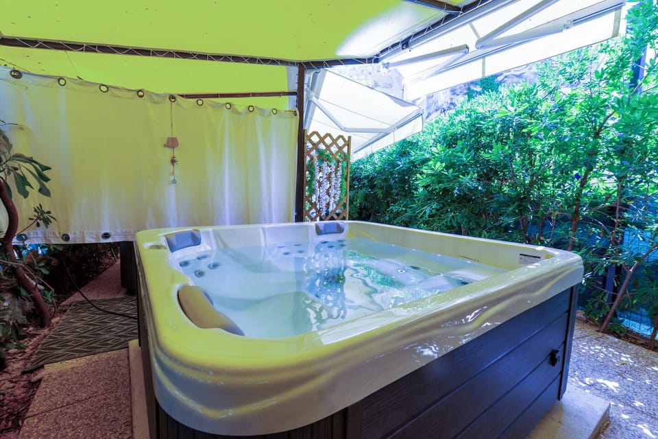 Indoor spa tub
