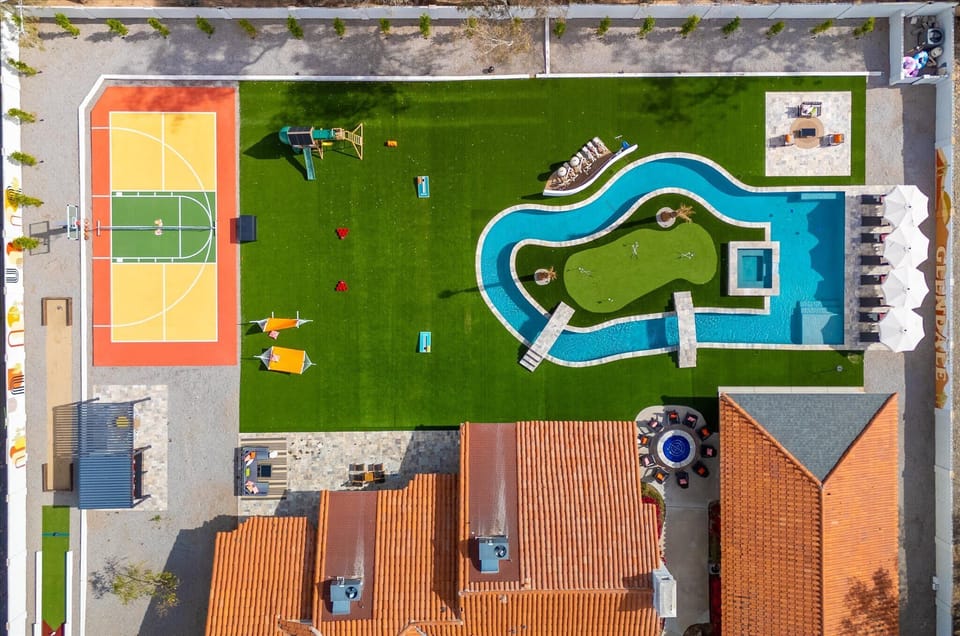 From sunrise to stars, there’s nonstop outdoor fun for guests of all ages—basketball, putt-putt, a lazy river, and more!

