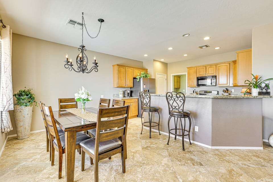Dining Area | Dishware/Flatware Provided