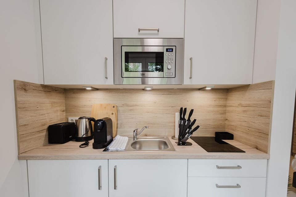 Voll ausgestattete Kitchenette mit modernen Geräten für Selbstversorger.