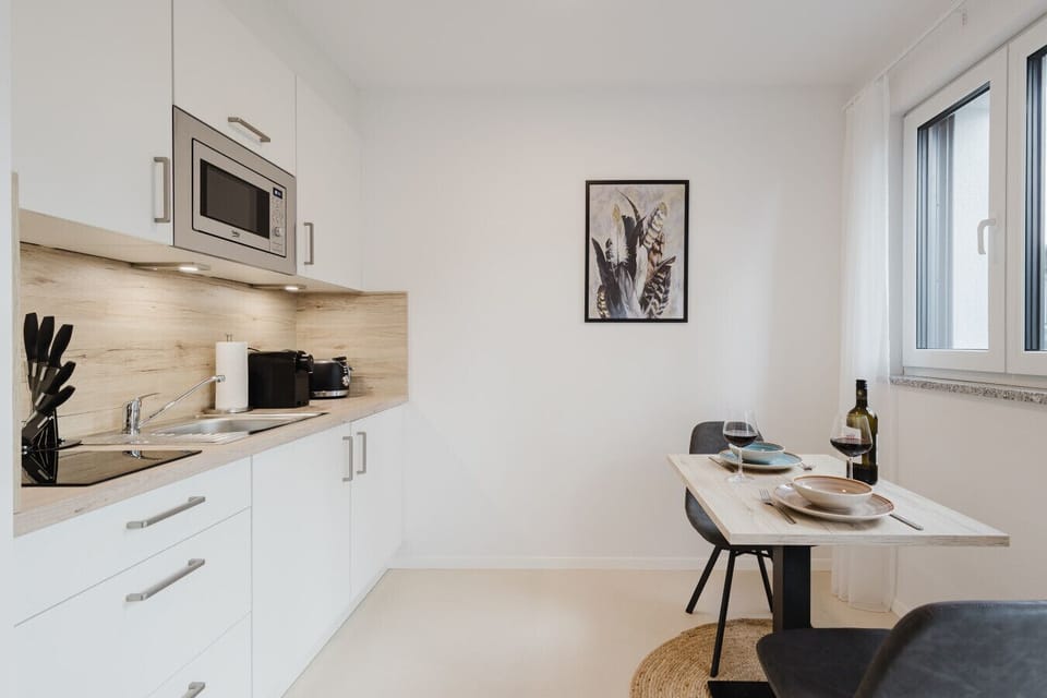 Kombiniertes Wohn-, Koch- und Esszimmer mit stilvollem Design.