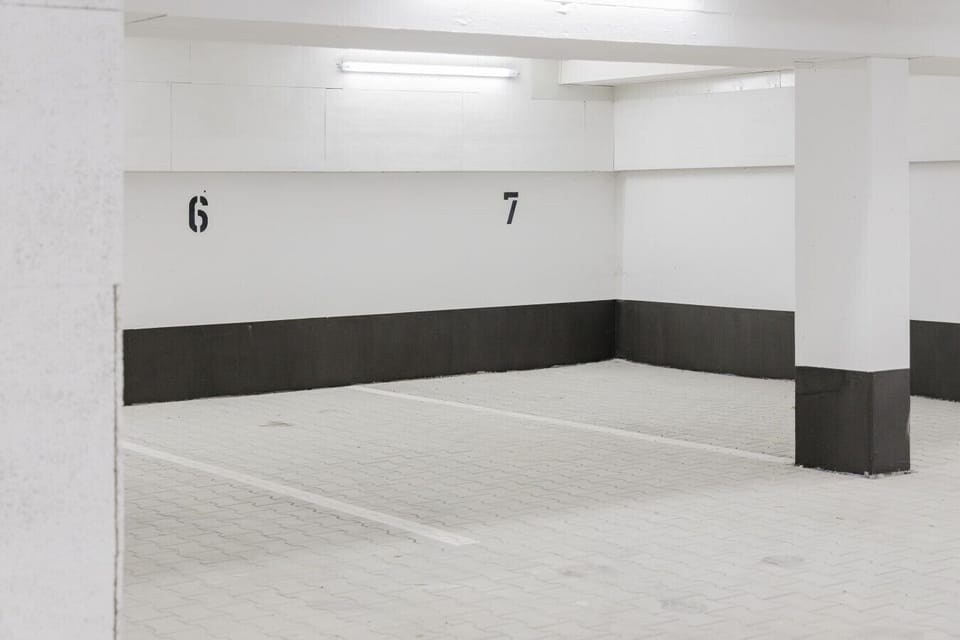 Komfortabler Tiefgaragenstellplatz inklusive – Ihr Auto sicher und geschützt.