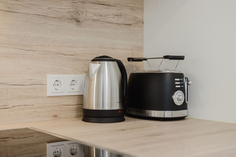 Gut ausgestattete Küchenecke mit Wasserkocher und Retro-Toaster – ideal für entspannte Frühstücke.