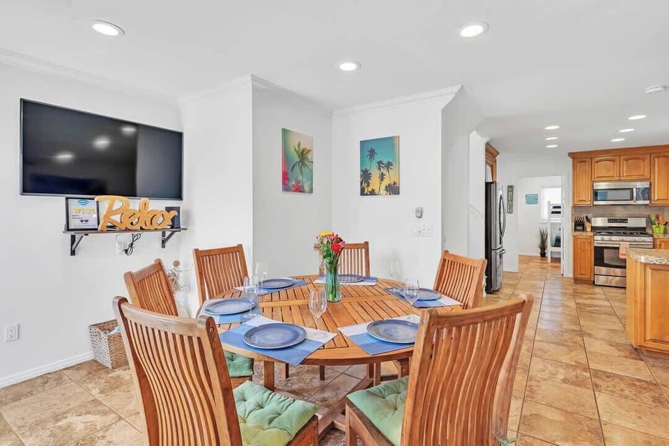 2nd level dining room connects to spacious patio