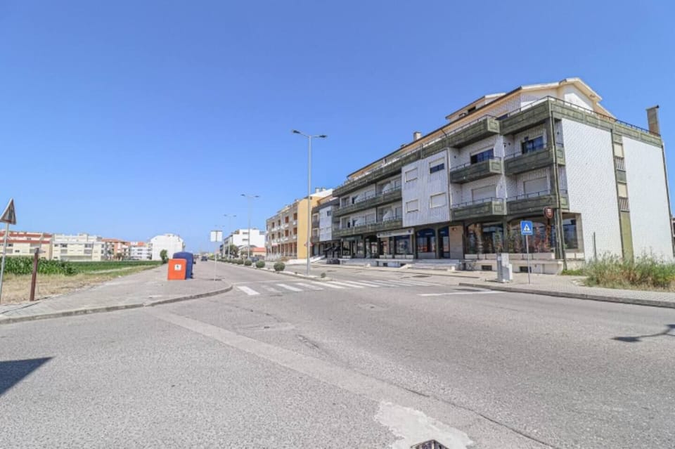 Restaurants around, big supermarket, laundrette, ATM machine and recycling bins