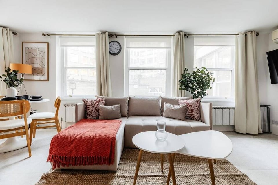Living Room / Lounge