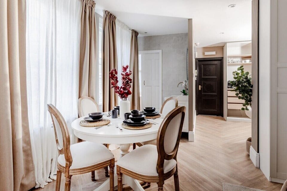 Dining / Restaurant