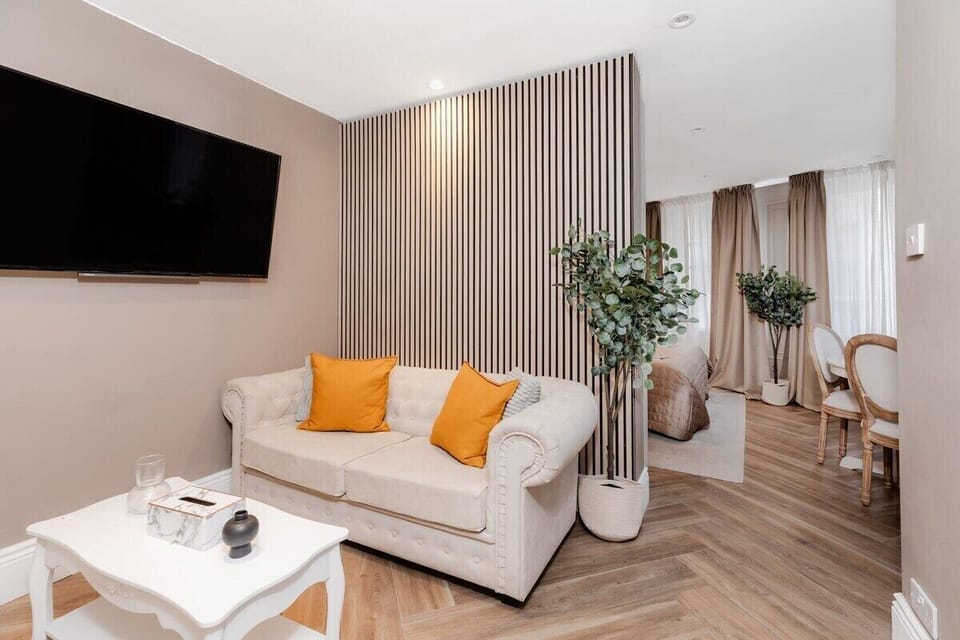 Living Room / Lounge