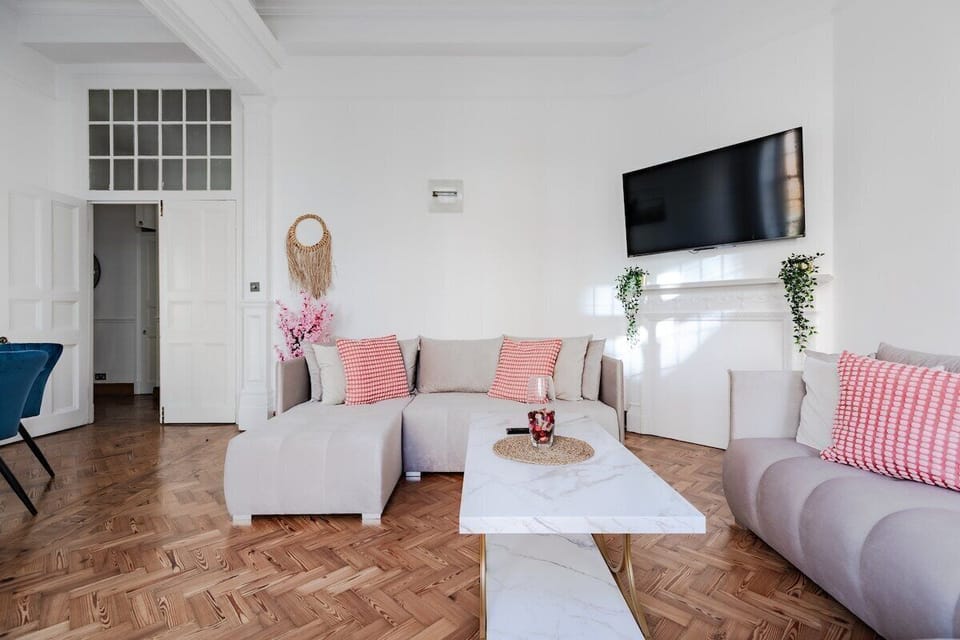 Living Room / Lounge